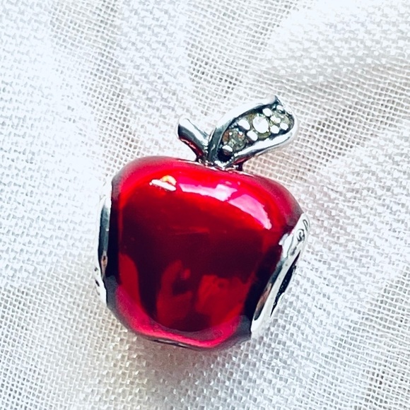 🍎 NWOT Red Apple Charm – Princess Snow White ✨ - Picture 5 of 5